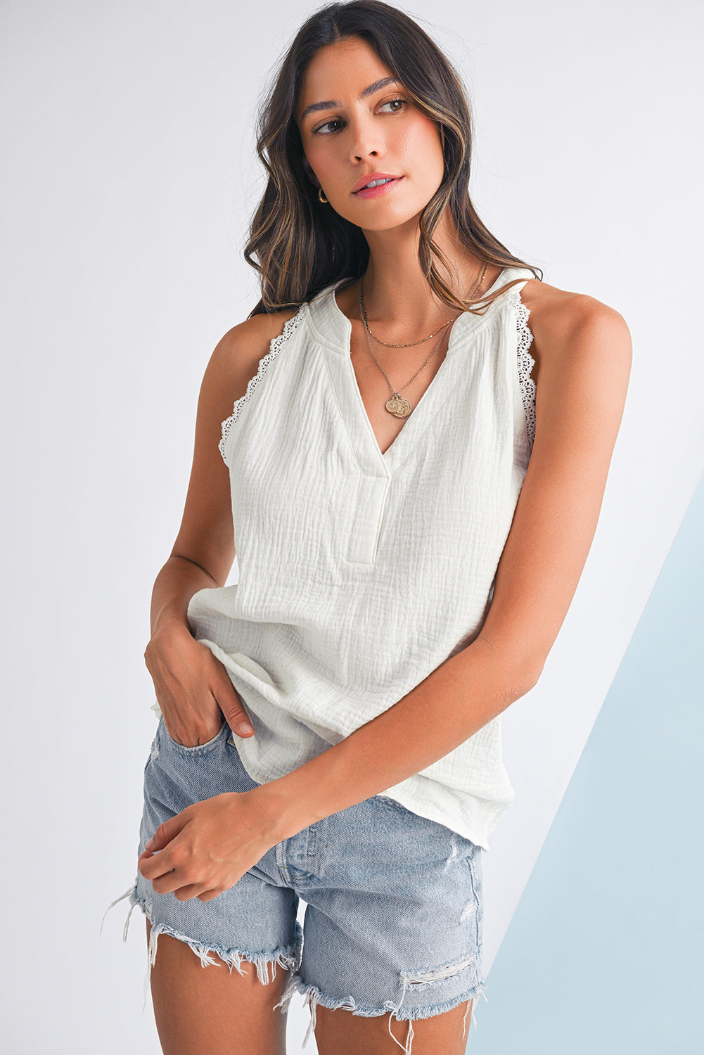 Top Blanc Sans Manches – Col V & Bordure Dentelle Froissée