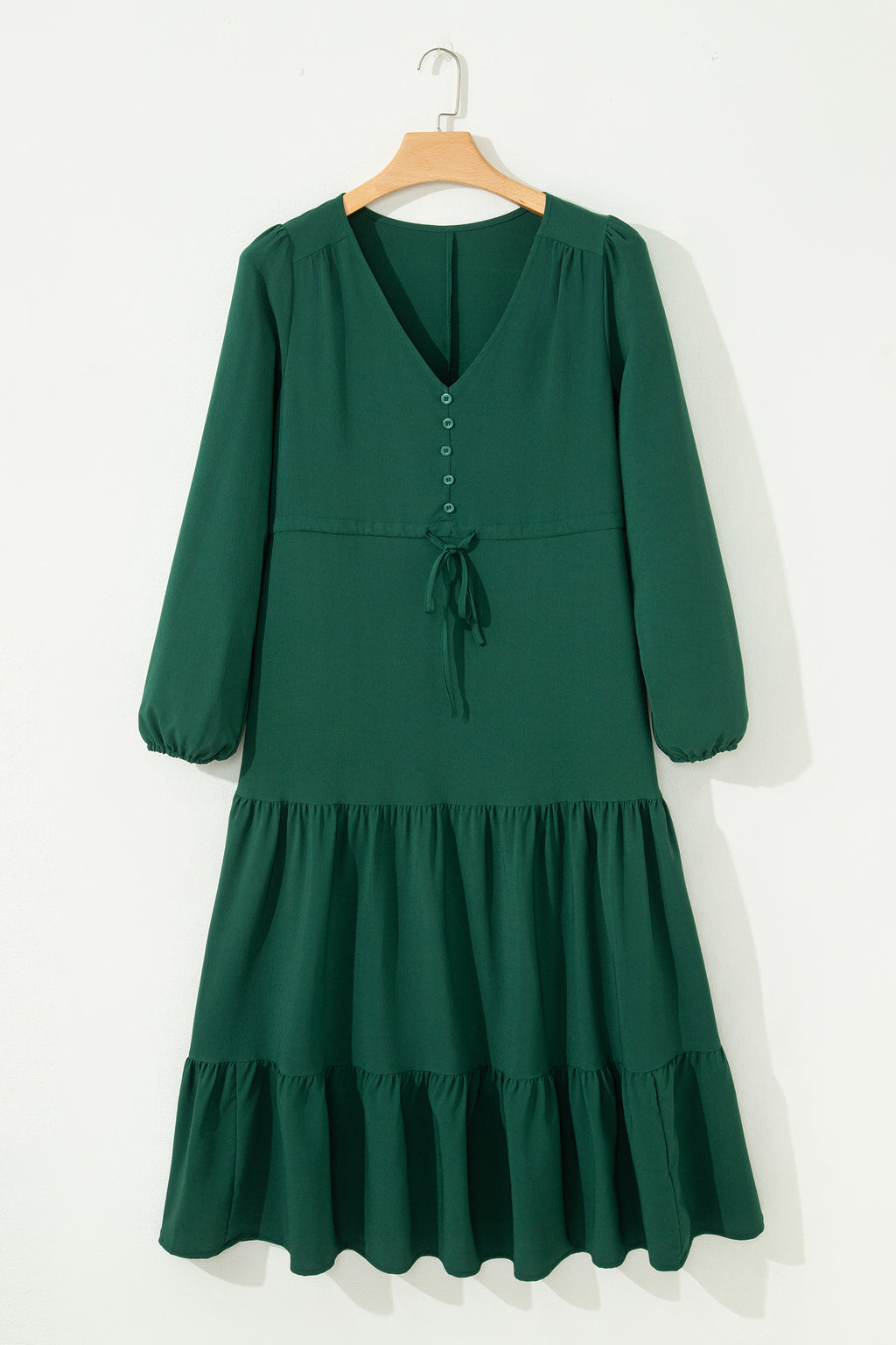 Robe maxi bordeaux à col V boutonné, manches bouffantes et volants étagés
