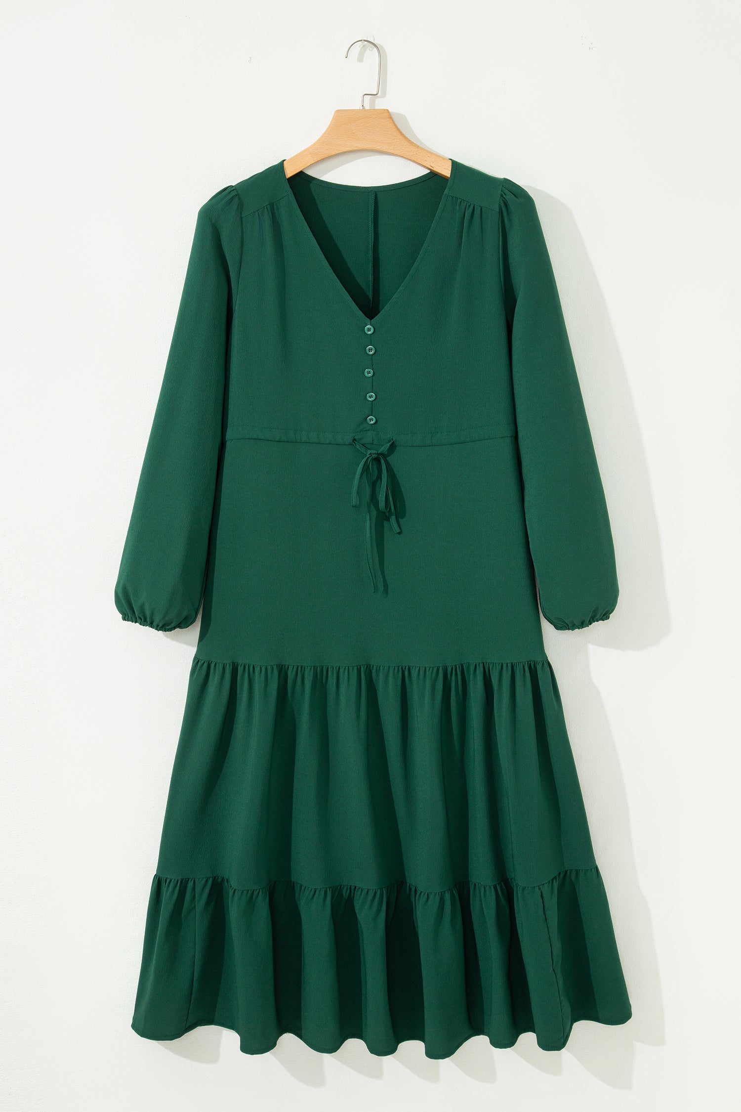 Robe maxi bordeaux à col V boutonné, manches bouffantes et volants étagés
