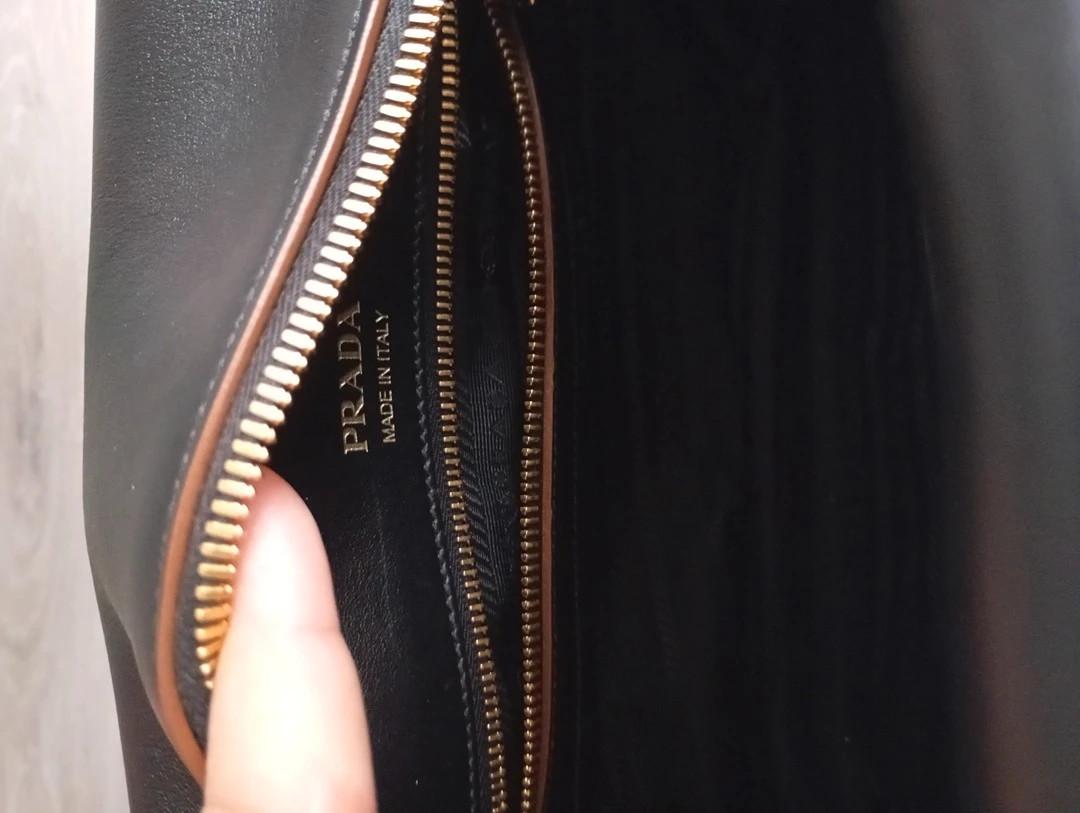 Sac à main Prada bandoulière - cuir - noir et marron - modèle Top Handle Vintage , collection Vitello Phoenix de Prada