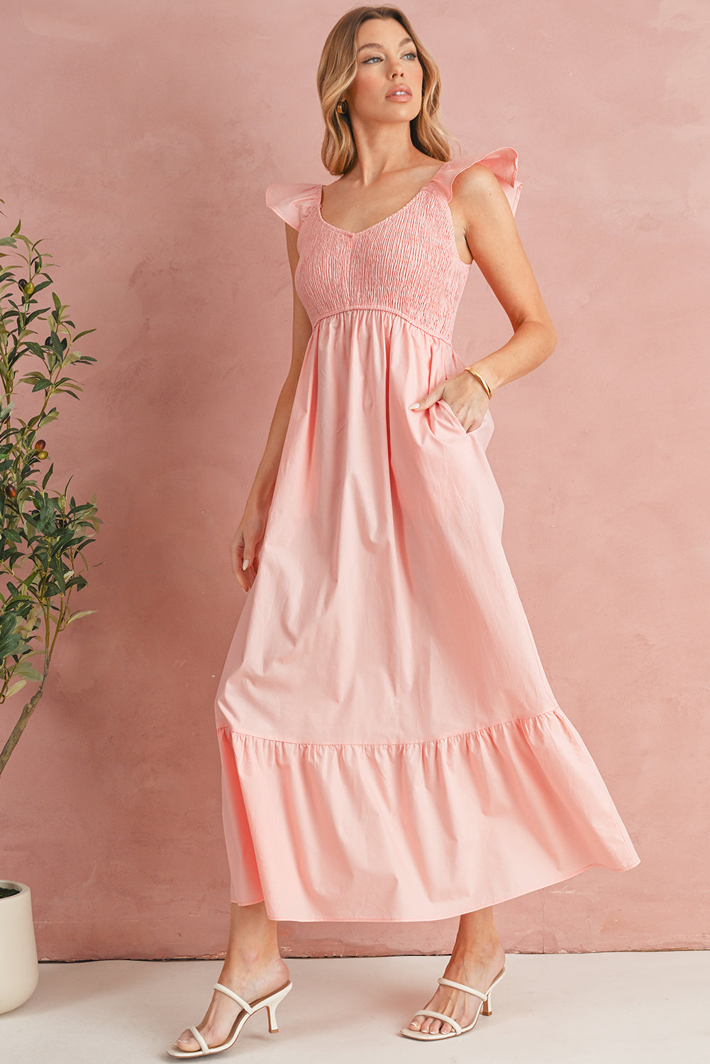 Robe longue à col V, corsage smocké et manches papillon