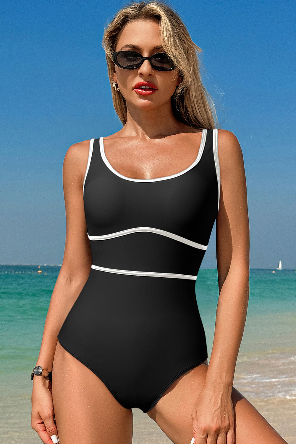 Maillot de bain une pièce bleu marine — Liseré contrastant & dos lacé