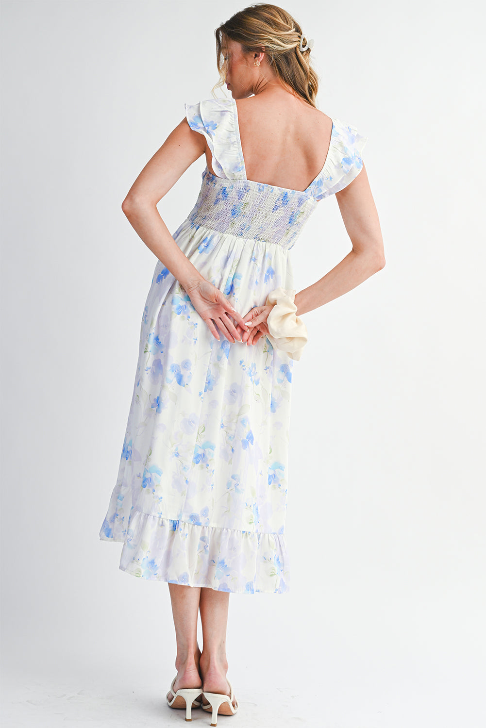 Robe longue bleu ciel à fleurs — Taille haute smockée & volants