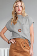 Pull Gris Maille Côtelée – Col Montant, Manches Courtes & Poche Plaquée