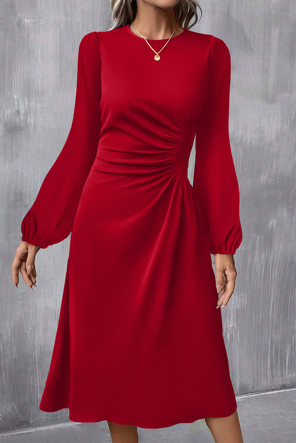Robe midi ajustée-évasée à manches bouffantes et fronces à la taille — rouge ardent / noir