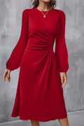 Robe midi ajustée-évasée à manches bouffantes et fronces à la taille — rouge ardent / noir