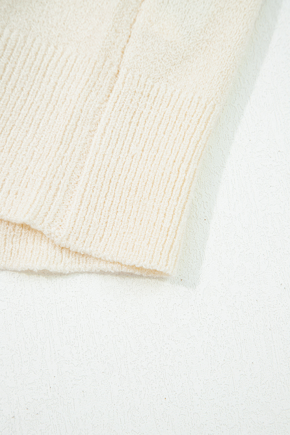 Cardigan Rayé Crème – Col en V, Boutons Dorés & Épaules Tombantes