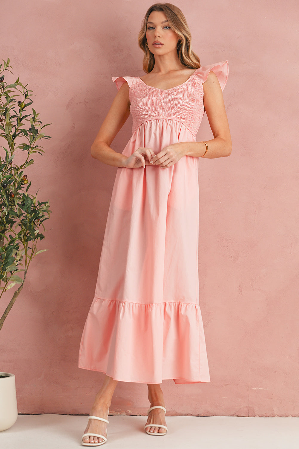 Robe longue à col V, corsage smocké et manches papillon