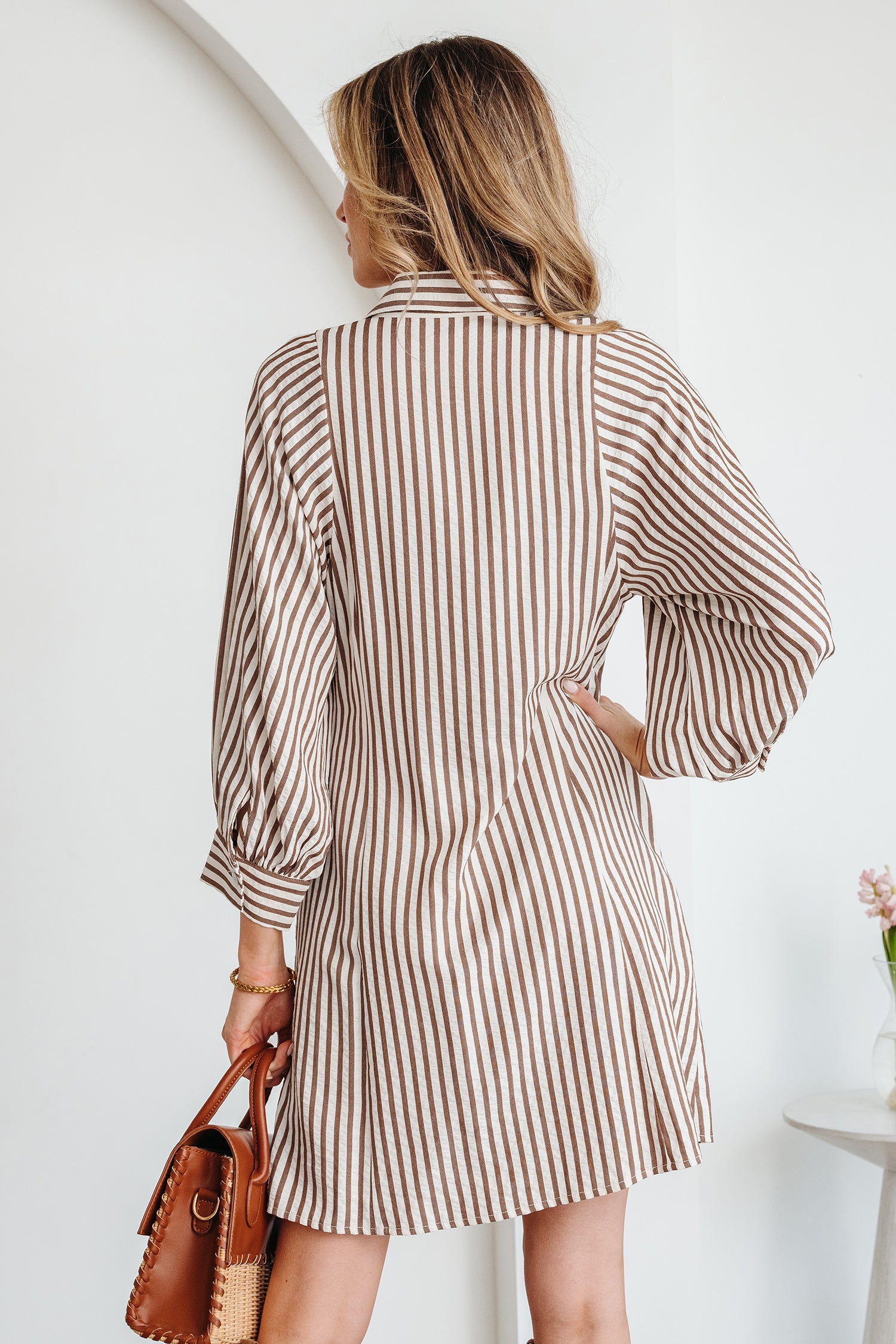 Robe chemise courte à rayures brunes — Taille nouée & manches bouffantes
