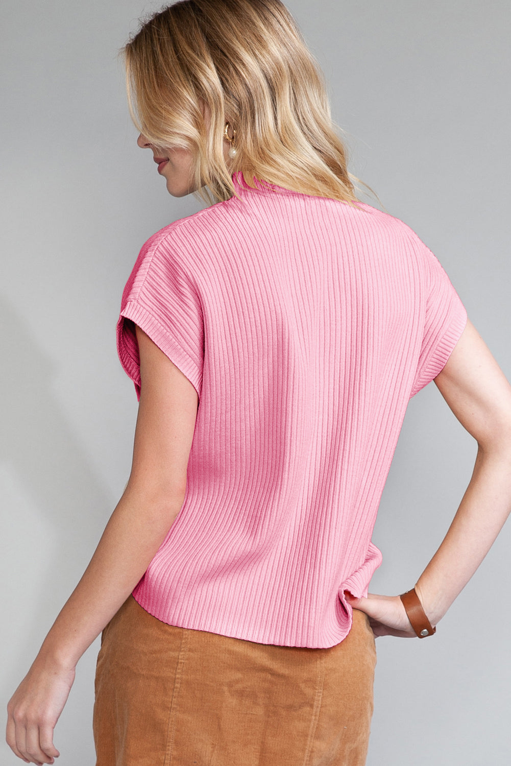 Pull Gris Maille Côtelée – Col Montant, Manches Courtes & Poche Plaquée