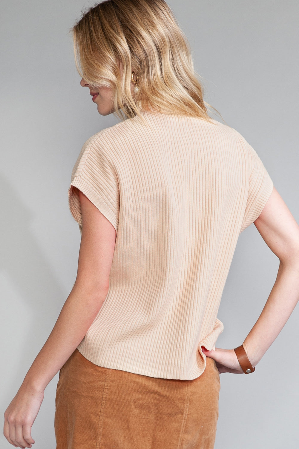 Pull Gris Maille Côtelée – Col Montant, Manches Courtes & Poche Plaquée