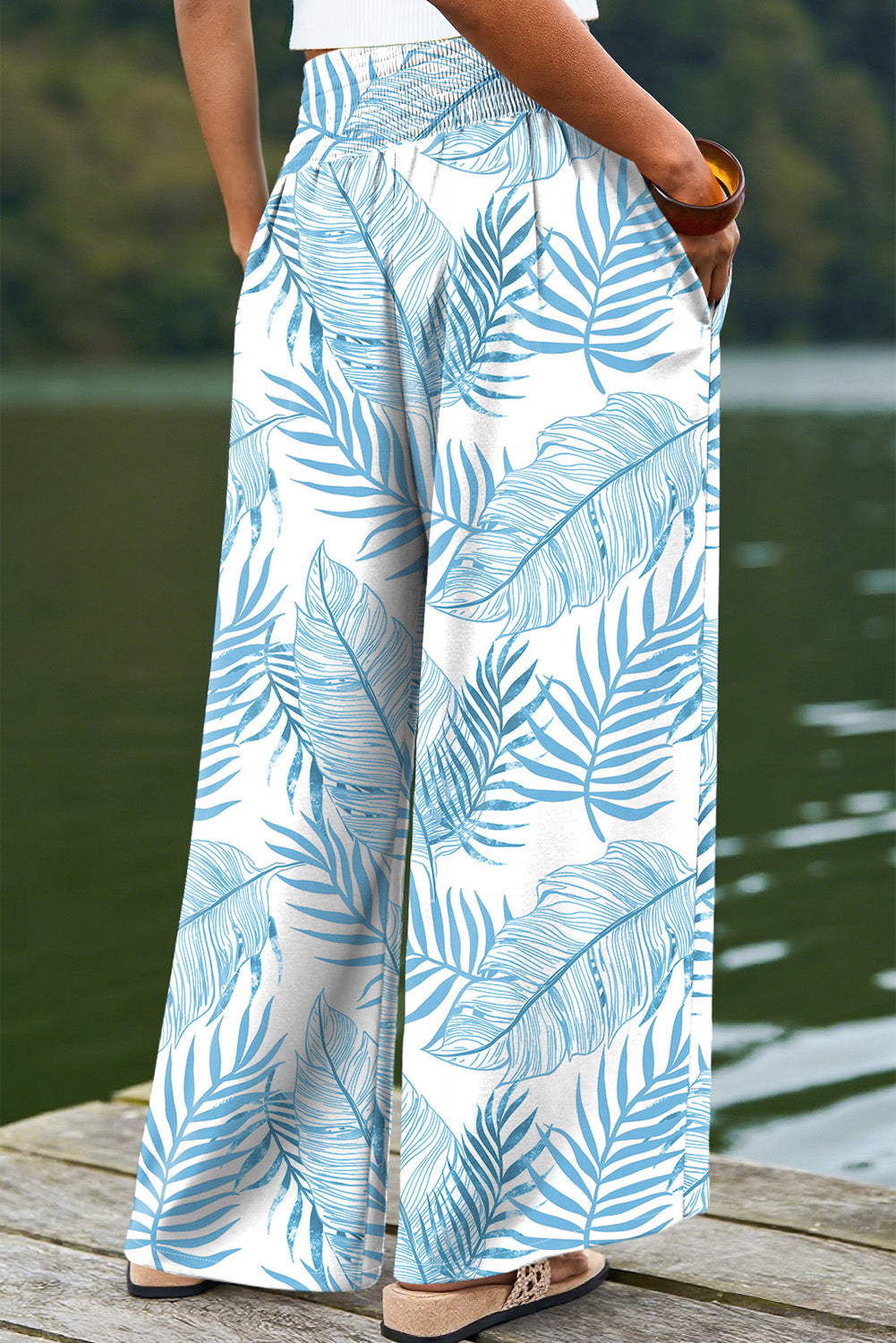 Pantalon large à imprimé botanique bleu ciel et taille froncée