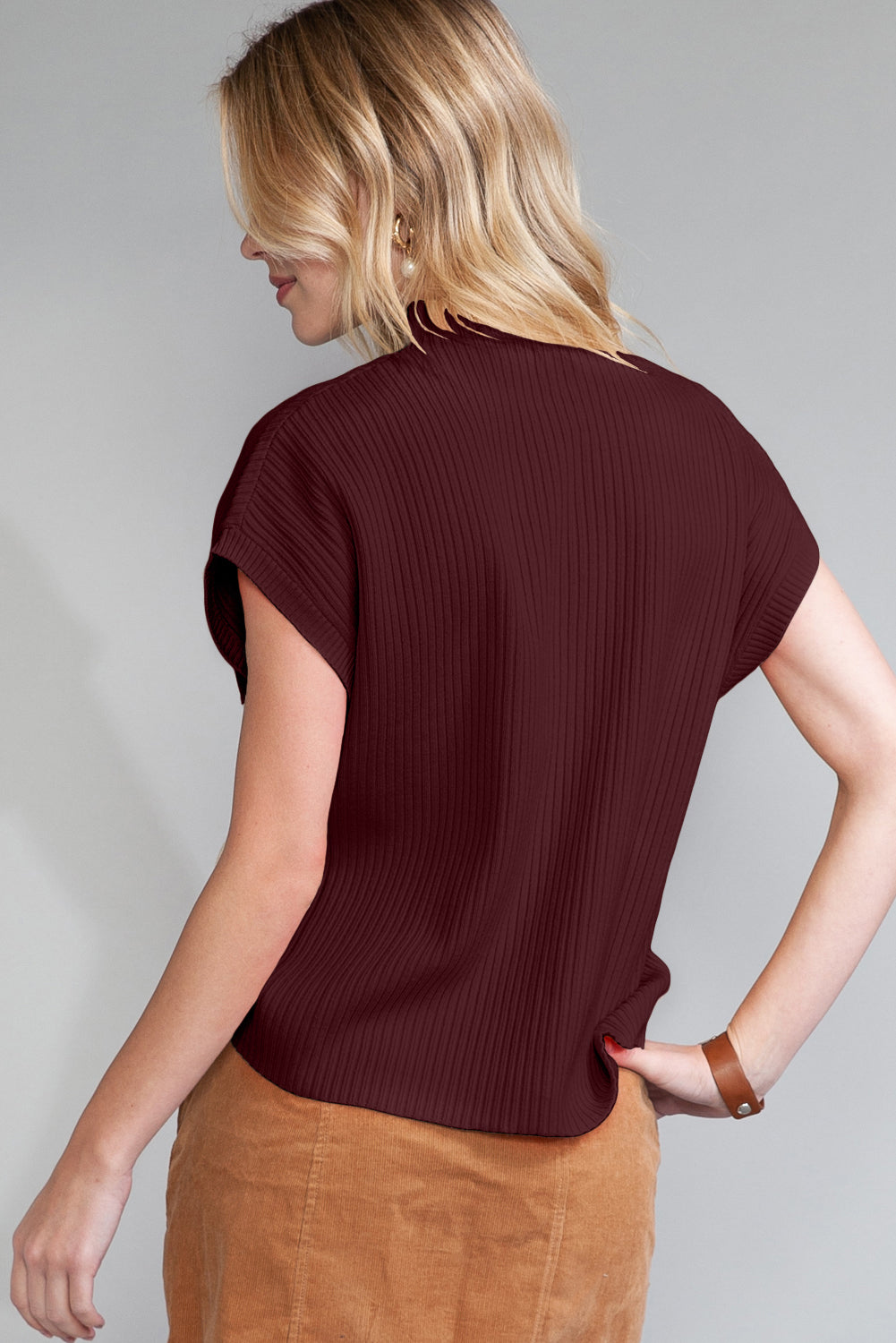 Pull Gris Maille Côtelée – Col Montant, Manches Courtes & Poche Plaquée