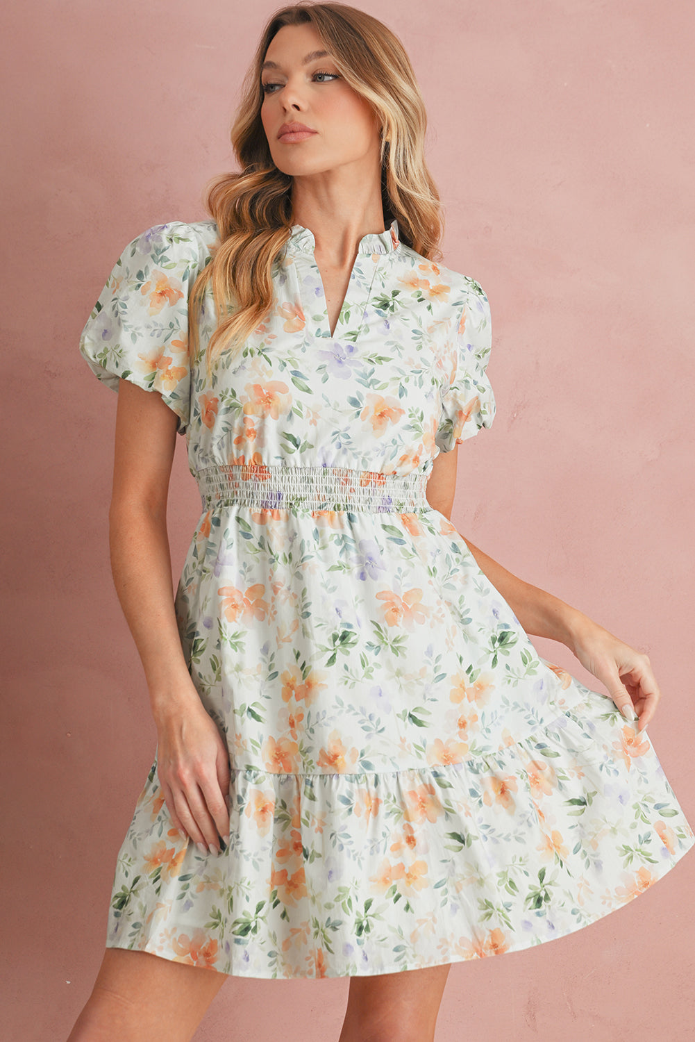 Robe Courte Beige à Imprimé Floral — Taille Haute Smockée et Manches Bouffantes
