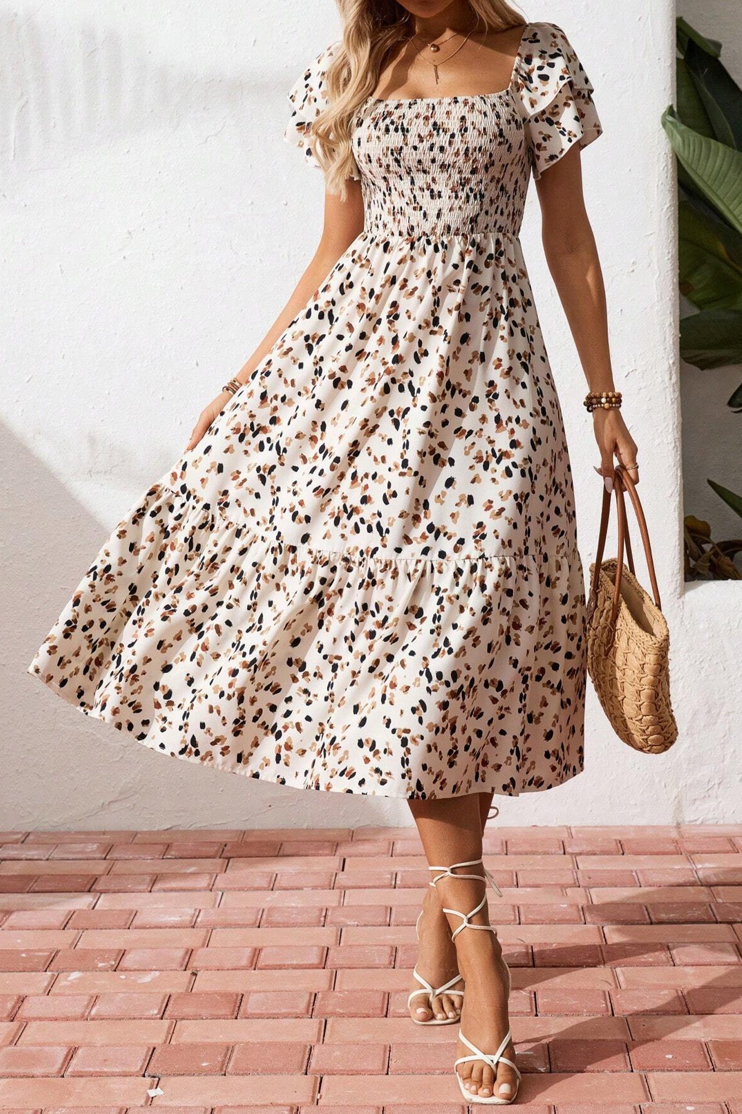 Robe Florale Beige – Col Carré Smocké & Manches Courtes à Volants