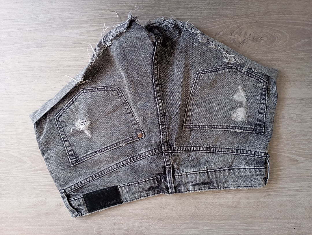 Joli short en jean H&m taille S - Gris en très bon état