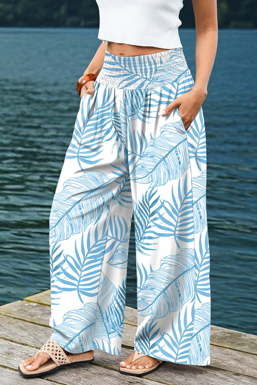 Pantalon large à imprimé botanique bleu ciel et taille froncée