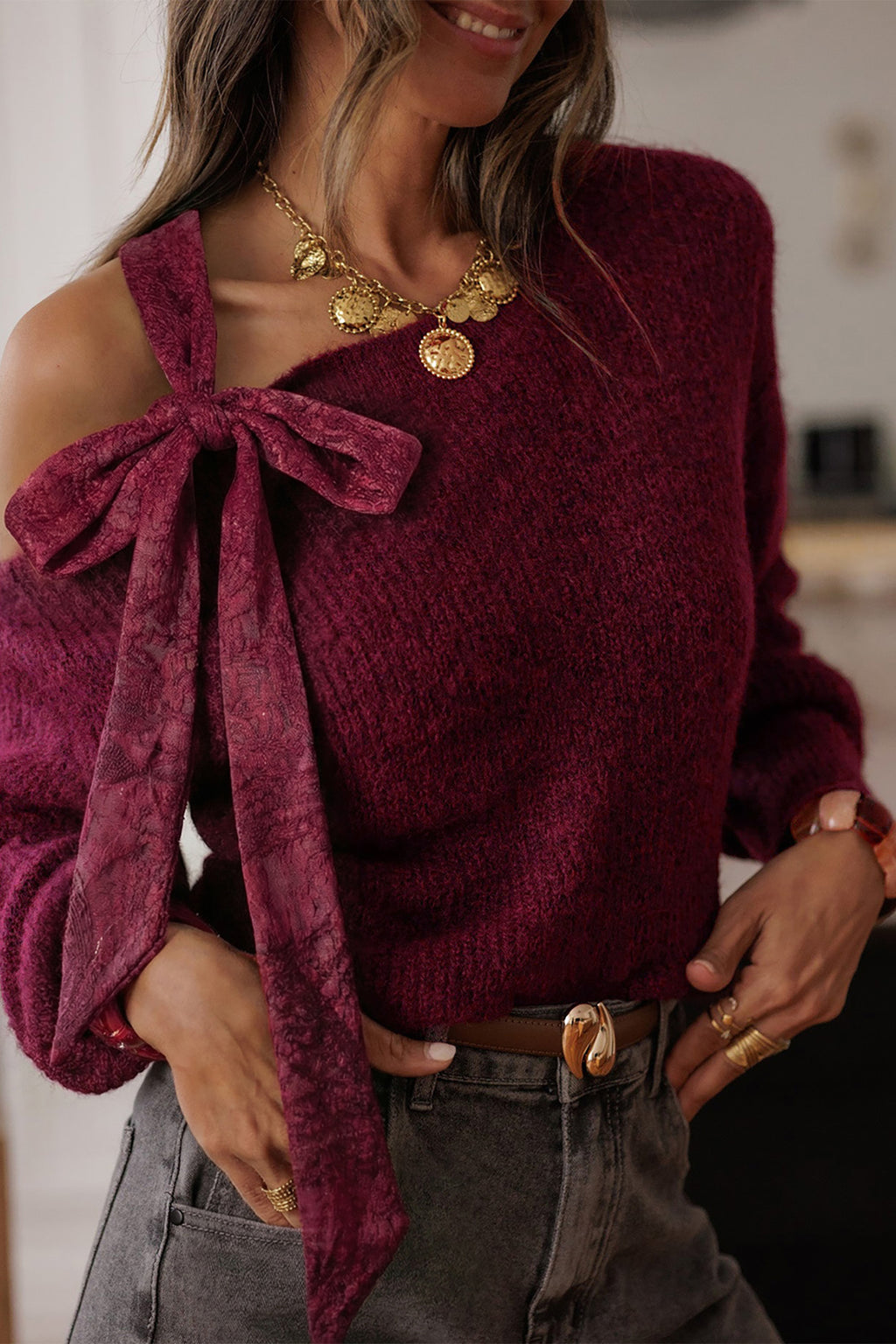 Pull en maille à col asymétrique et nœud papillon en dentelle — bordeaux