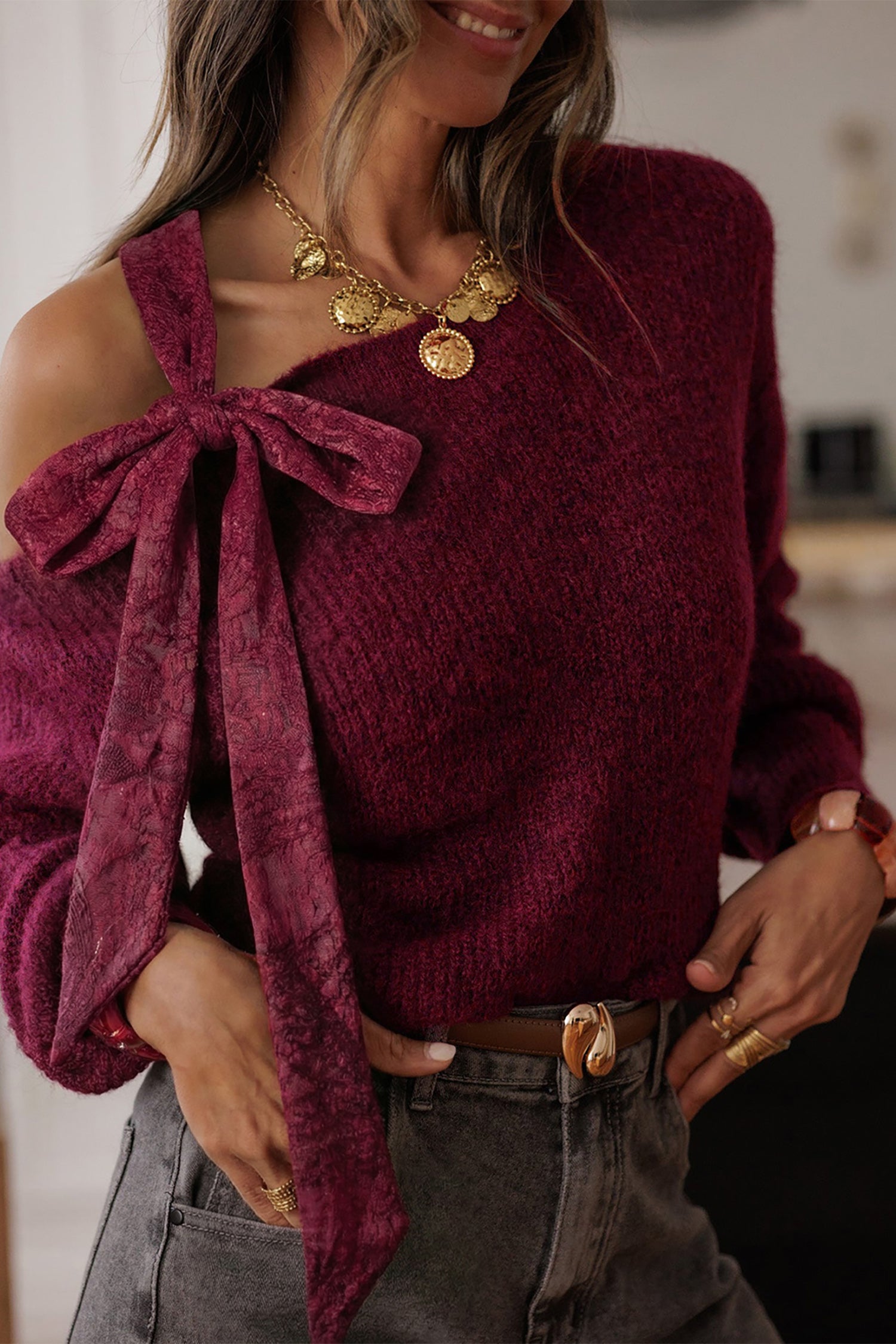 Pull en maille à col asymétrique et nœud papillon en dentelle — bordeaux