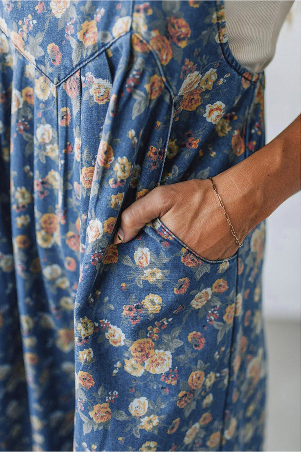 Combinaison salopette ample en jean plissé à imprimé rose vintage