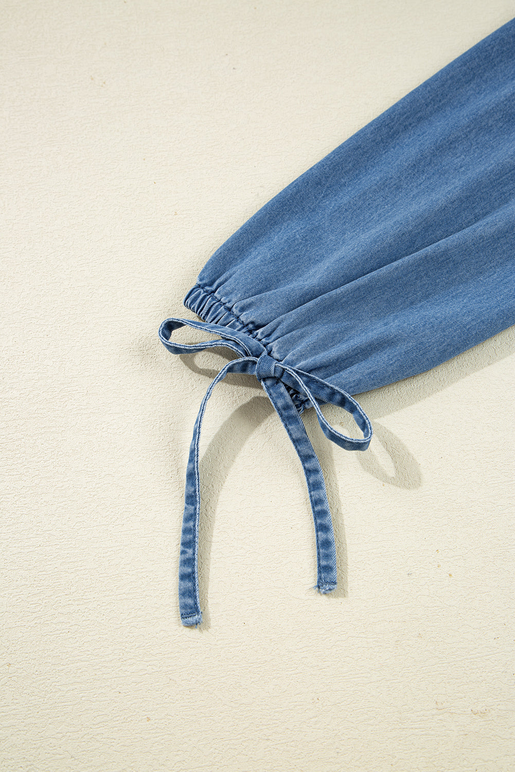 Haut Péplum Denim Bleu Crépuscule — Col en V à Nouer et Manches Ballon