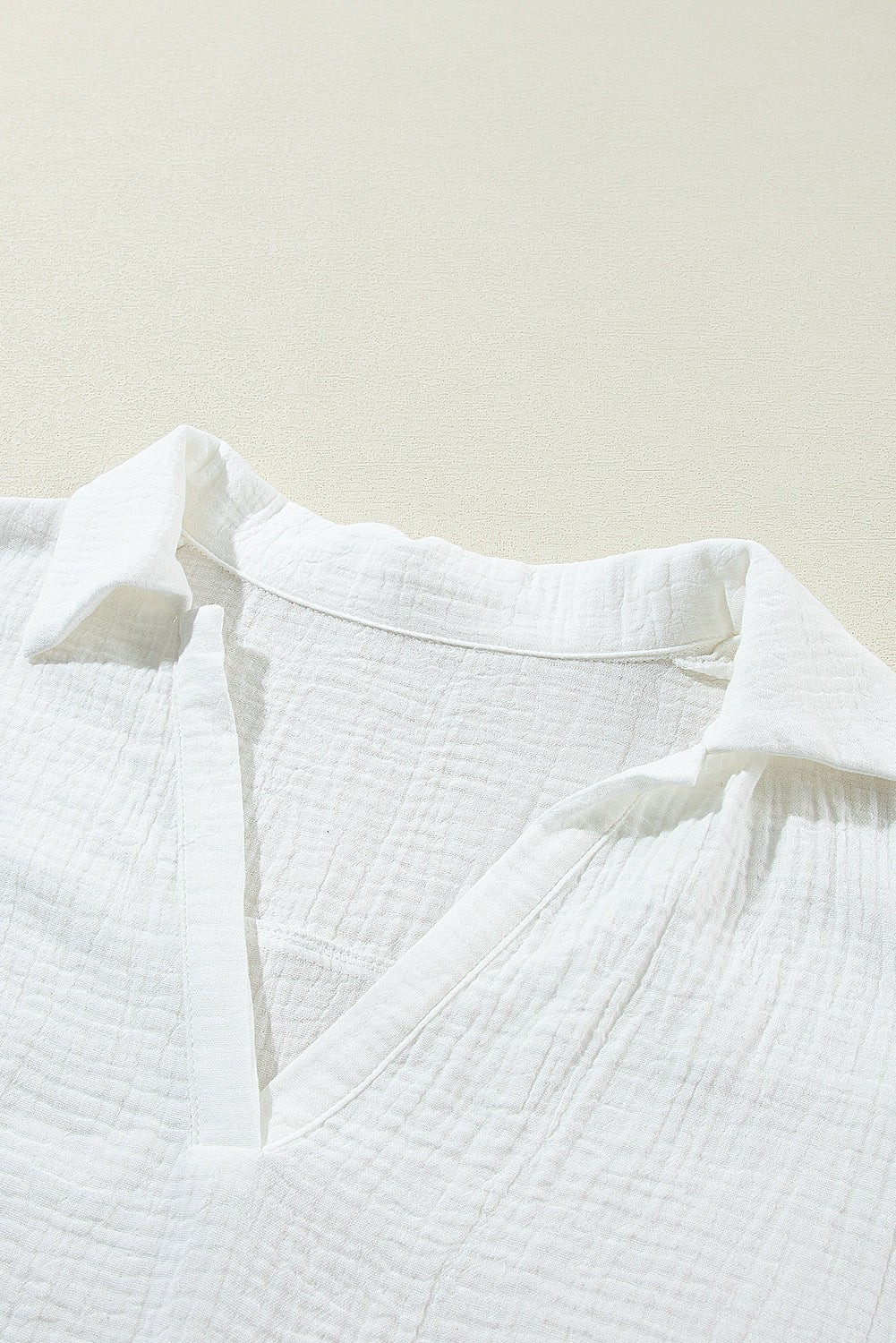 Chemisier Blanc – Col V & Dentelle Froissée