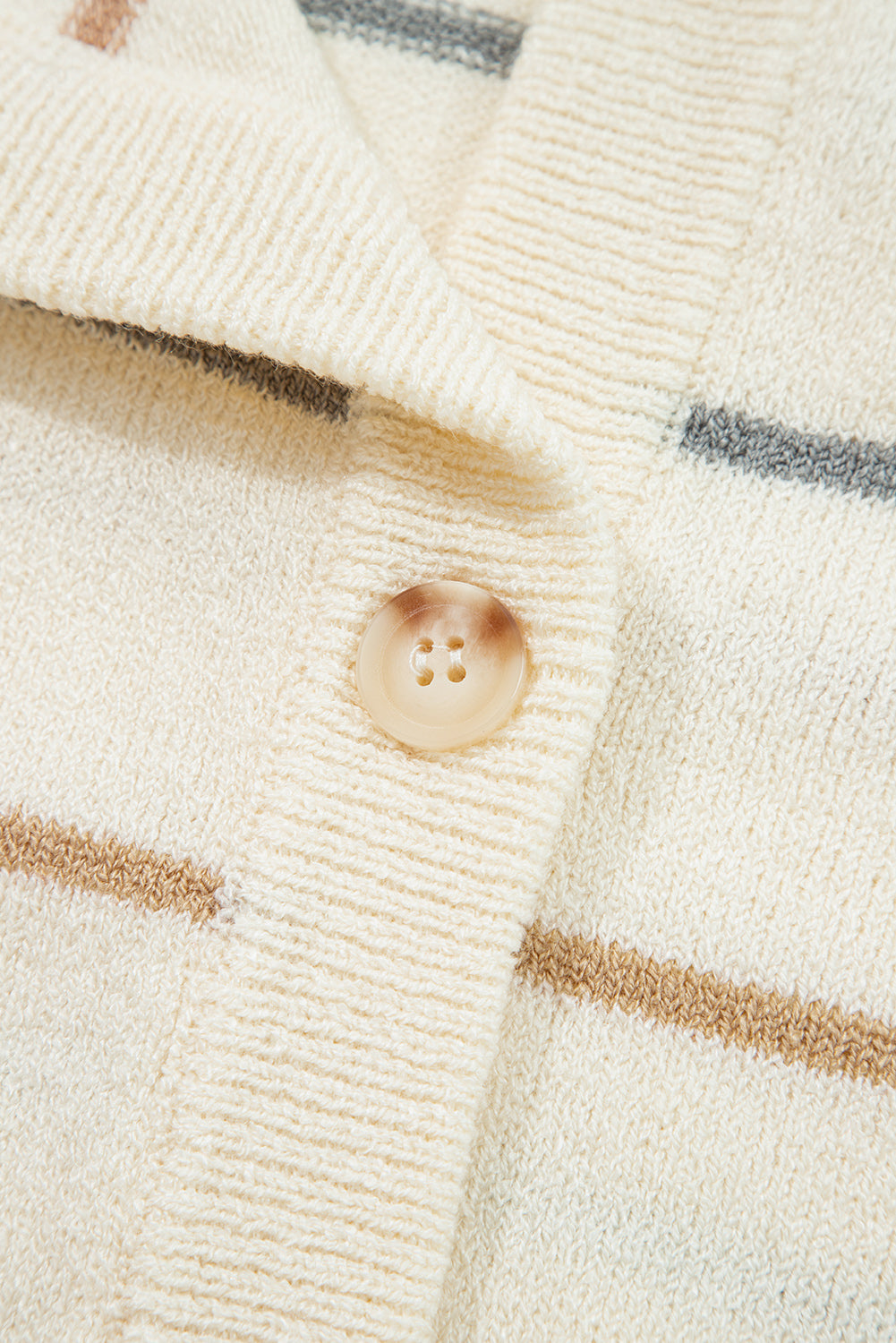 Cardigan Rayé Crème – Col en V, Boutons Dorés & Épaules Tombantes