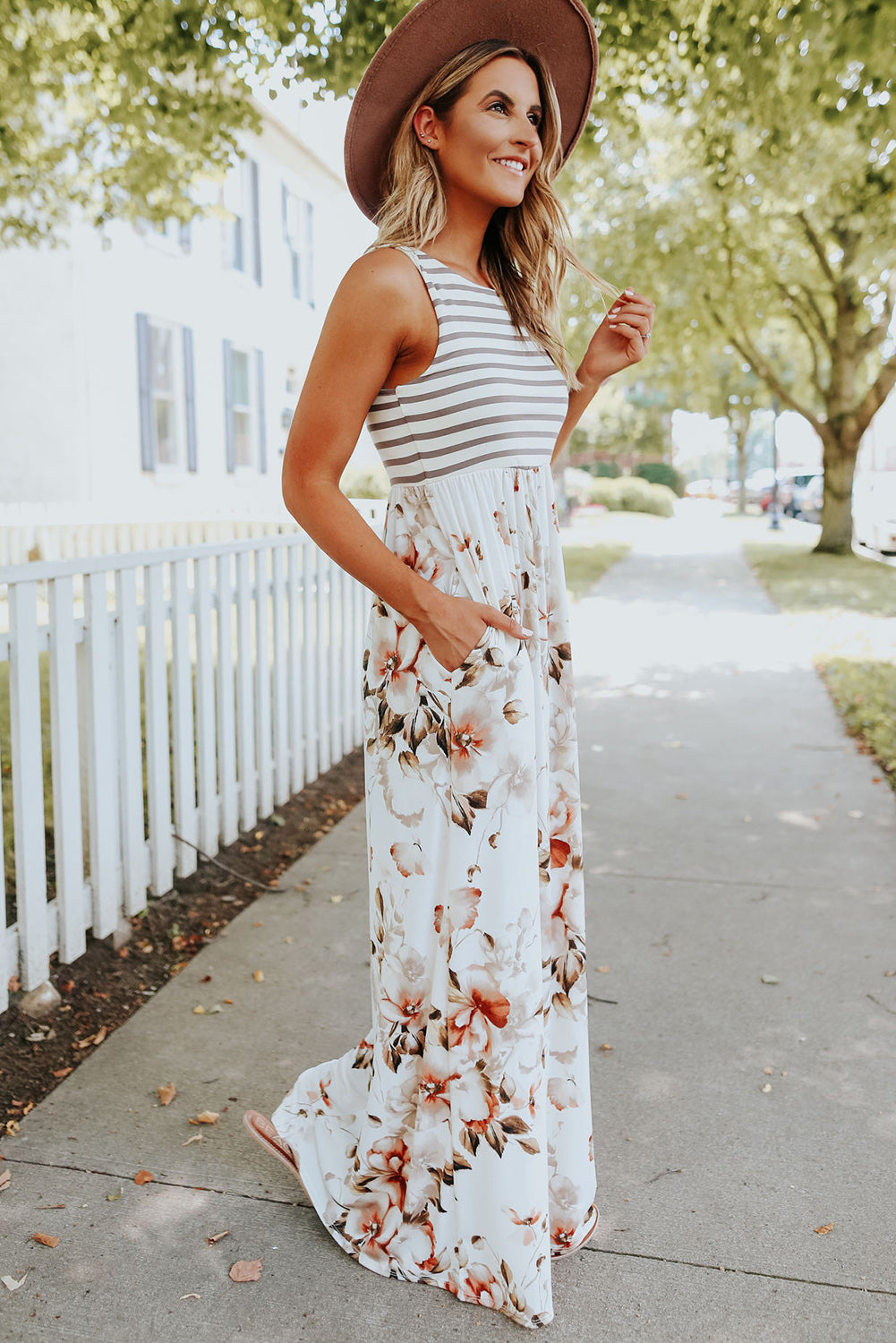 Robe Longue Bohème Blanche – Imprimé Floral & Rayures, Poches, Sans Manches