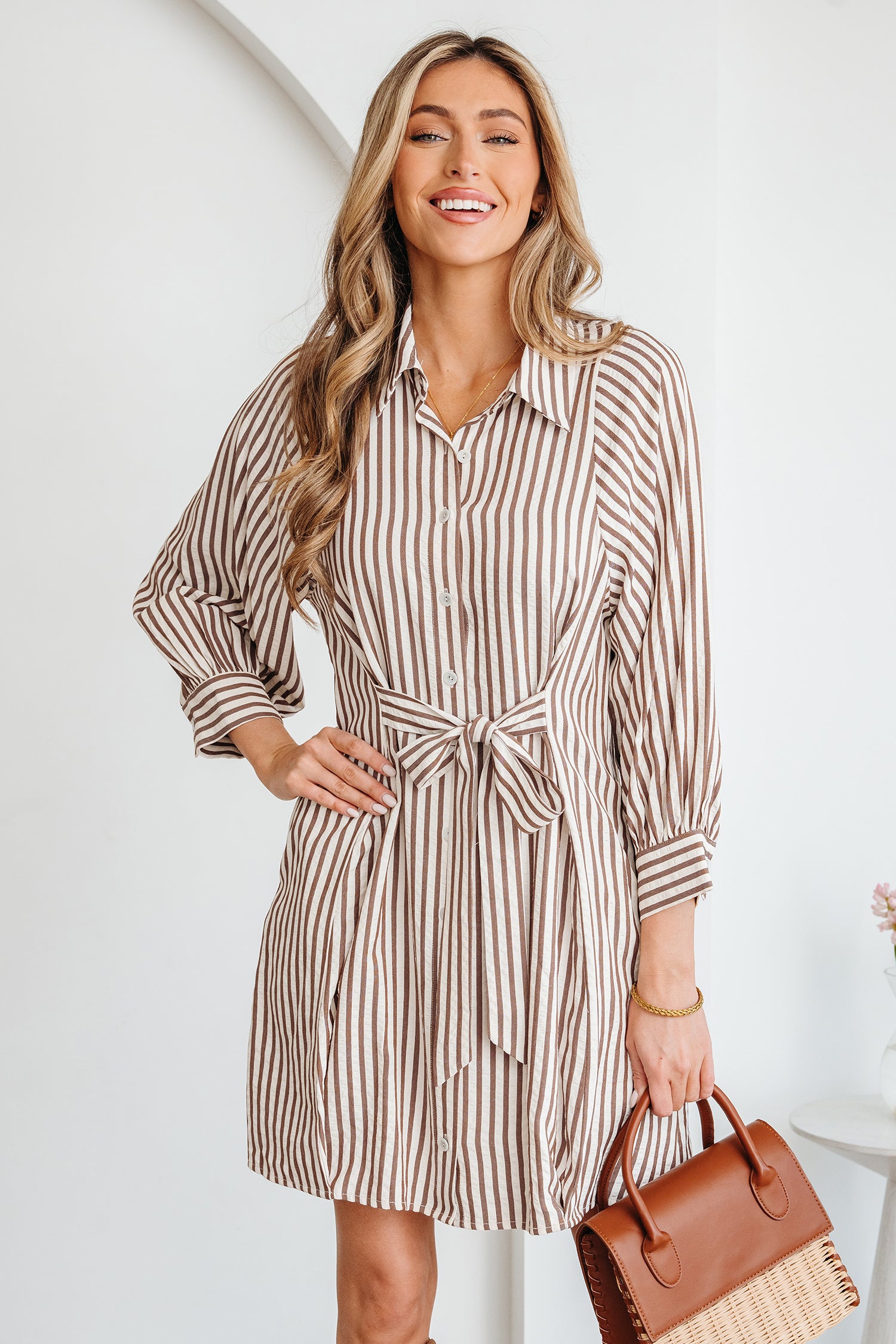 Robe chemise courte à rayures brunes — Taille nouée & manches bouffantes