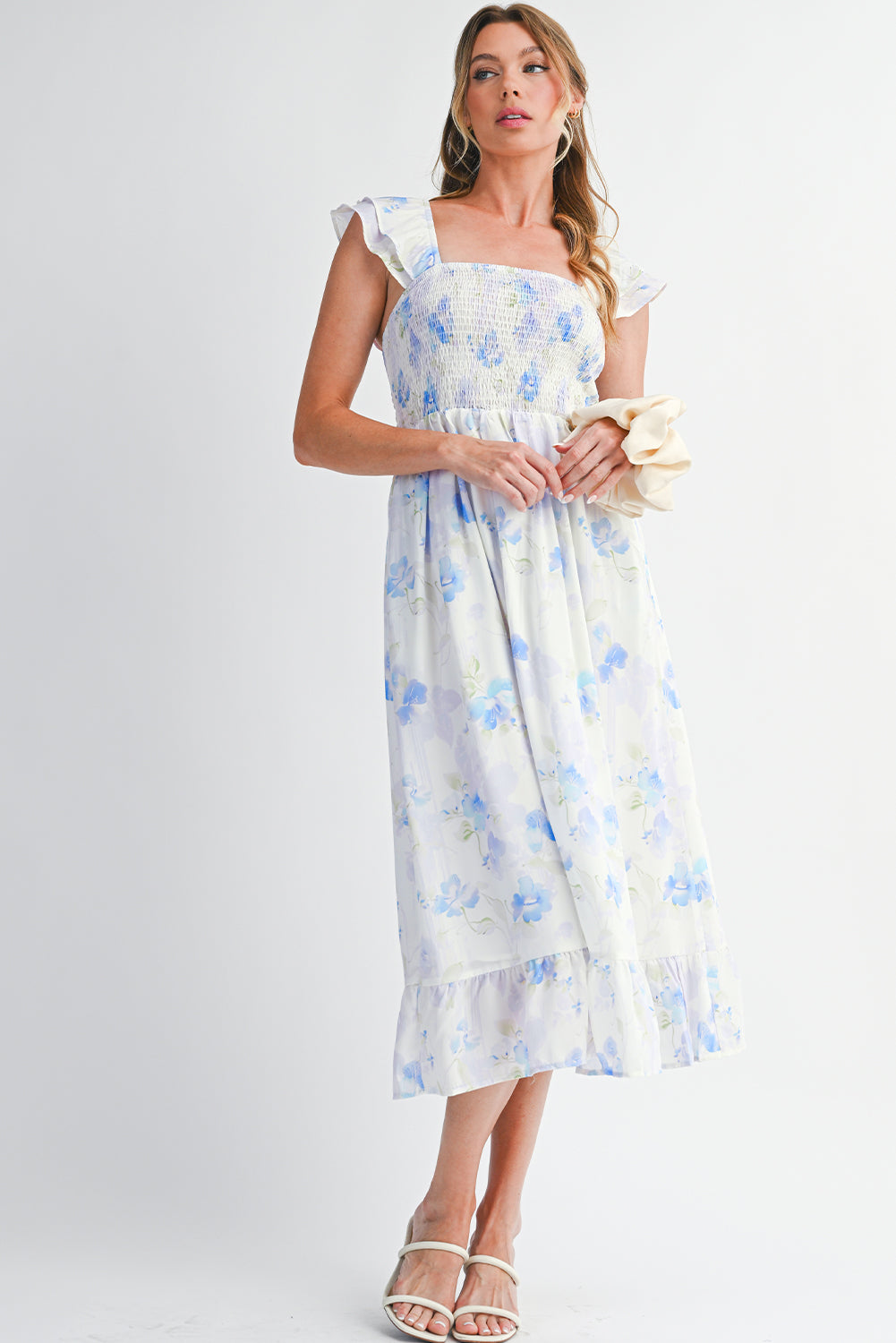 Robe longue bleu ciel à fleurs — Taille haute smockée & volants