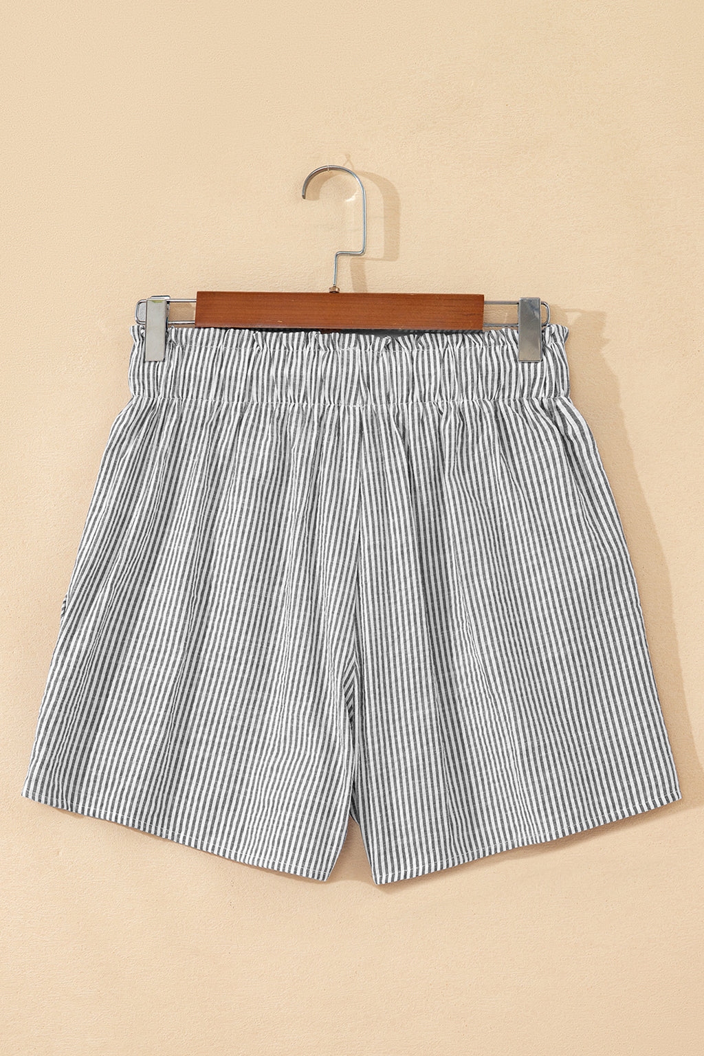 Short rayé gris taille haute à cordon lacé et poches — jambes larges, 75% coton