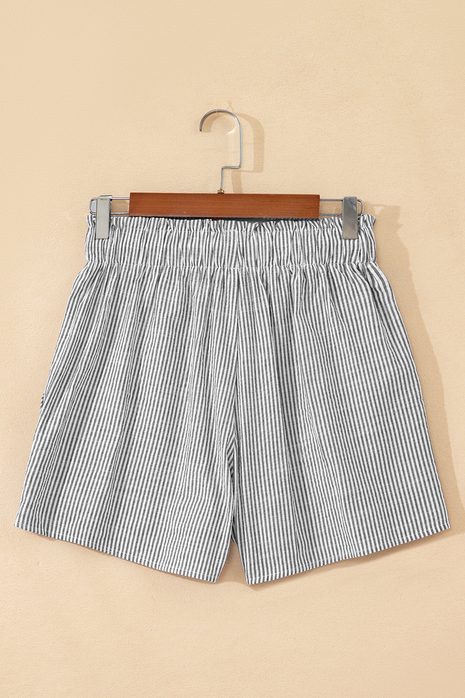 Short rayé gris taille haute à cordon lacé et poches — jambes larges, 75% coton