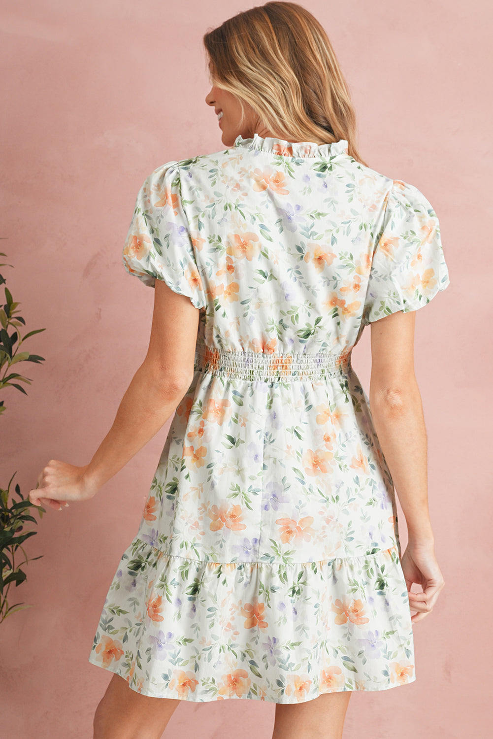 Robe Courte Beige à Imprimé Floral — Taille Haute Smockée et Manches Bouffantes