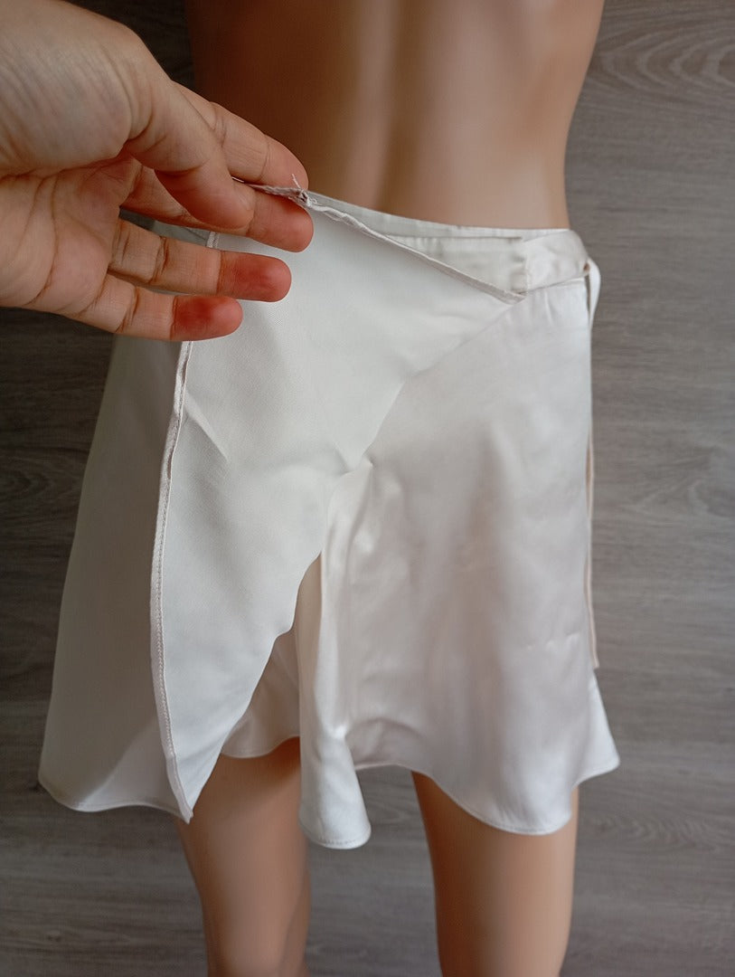 Jupe mini satinée - Bershka - S - Crème - Neuf avec étiquette - 100% viscose - lien à nouer