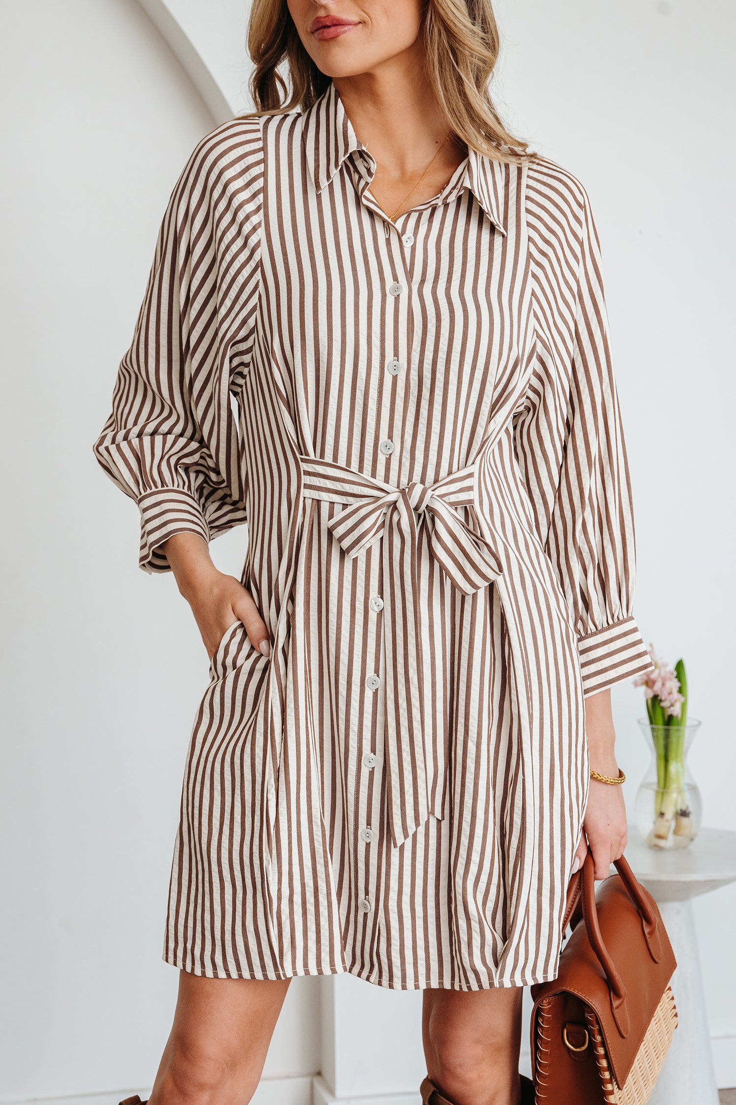 Robe chemise courte à rayures brunes — Taille nouée & manches bouffantes