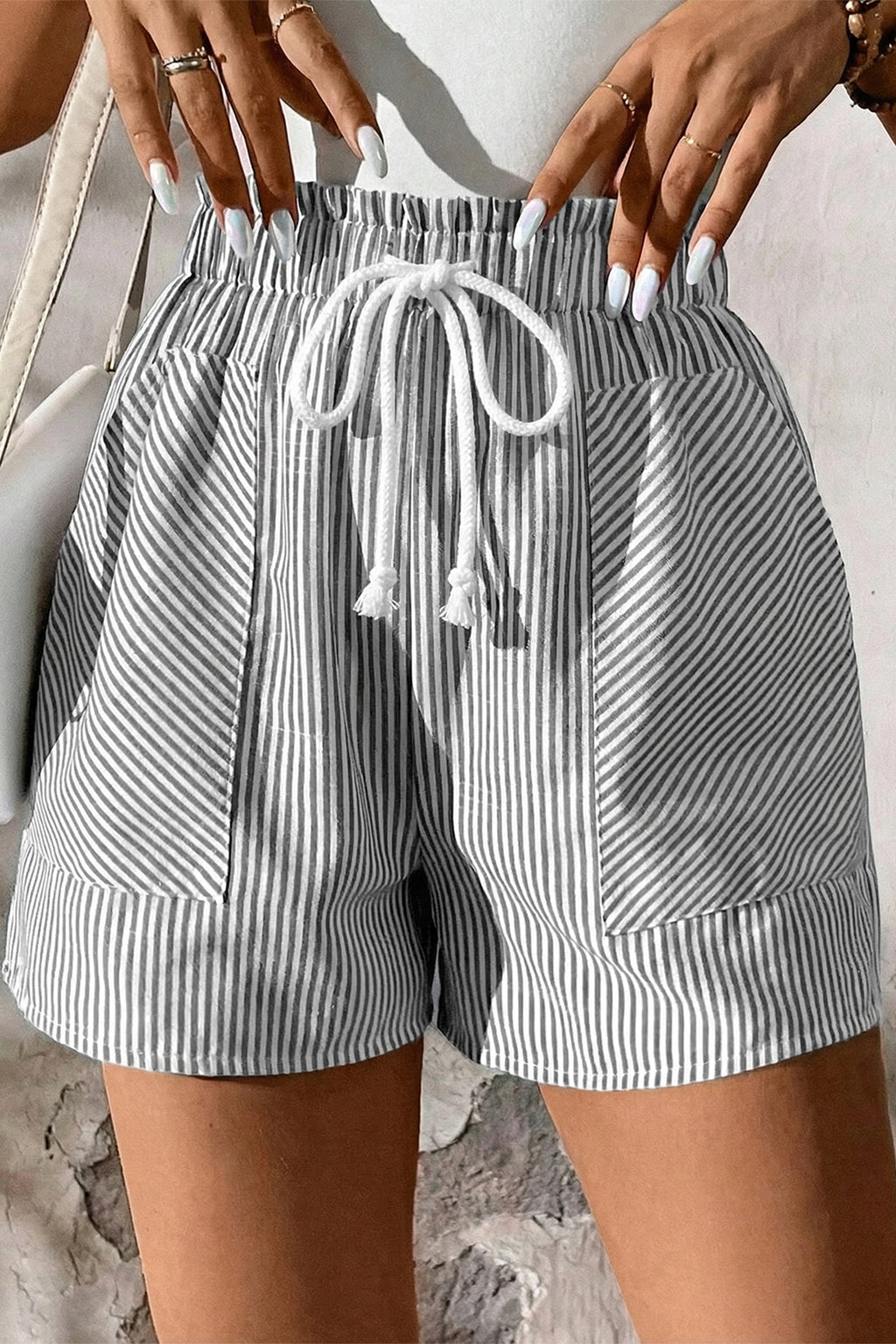 Short rayé gris taille haute à cordon lacé et poches — jambes larges, 75% coton