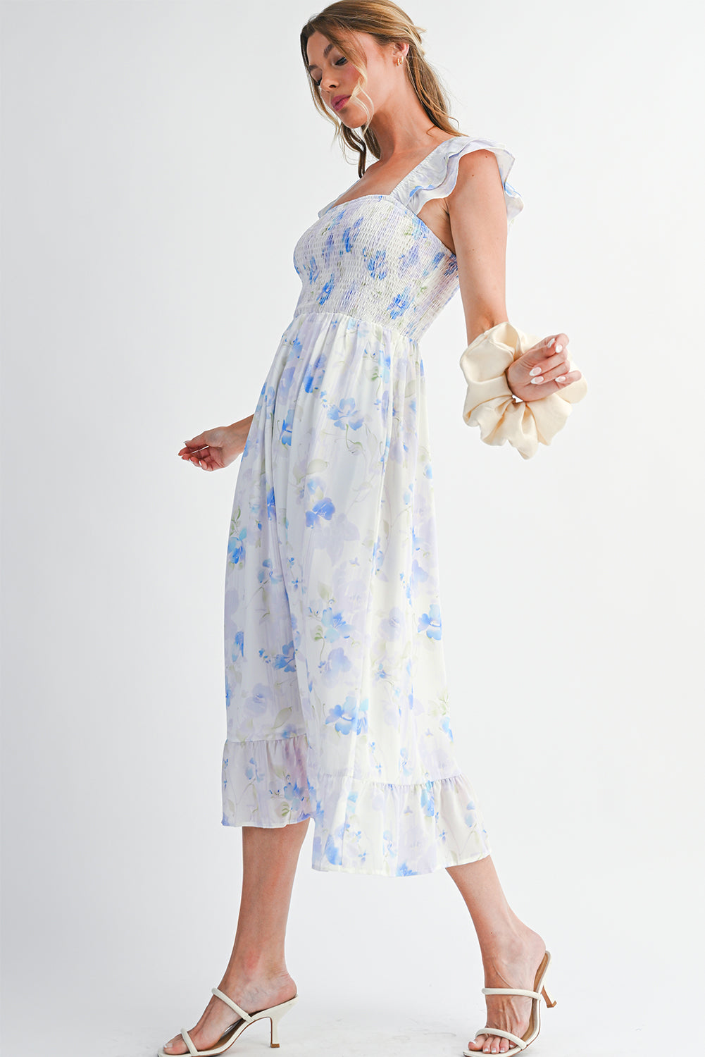 Robe longue bleu ciel à fleurs — Taille haute smockée & volants