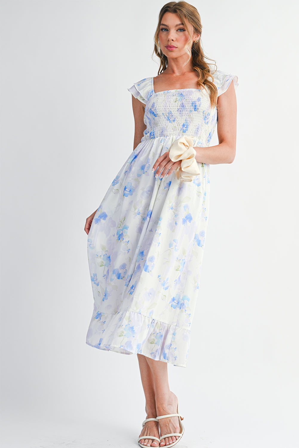 Robe longue bleu ciel à fleurs — Taille haute smockée & volants