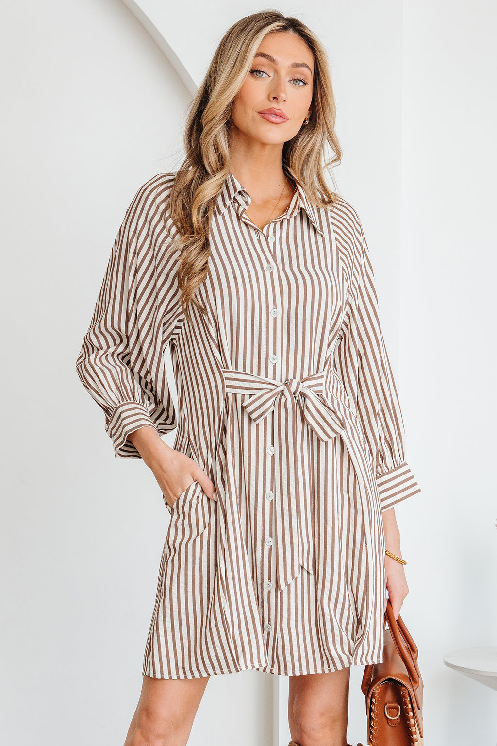 Robe chemise courte à rayures brunes — Taille nouée & manches bouffantes