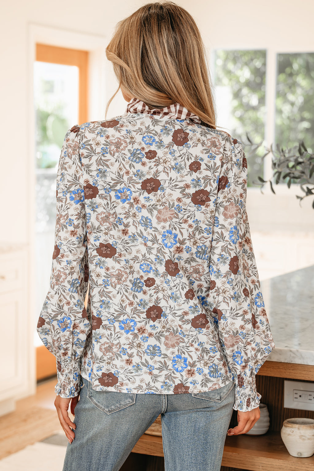 Blouse fleurie à manches longues col en V et bordure vichy — Brun