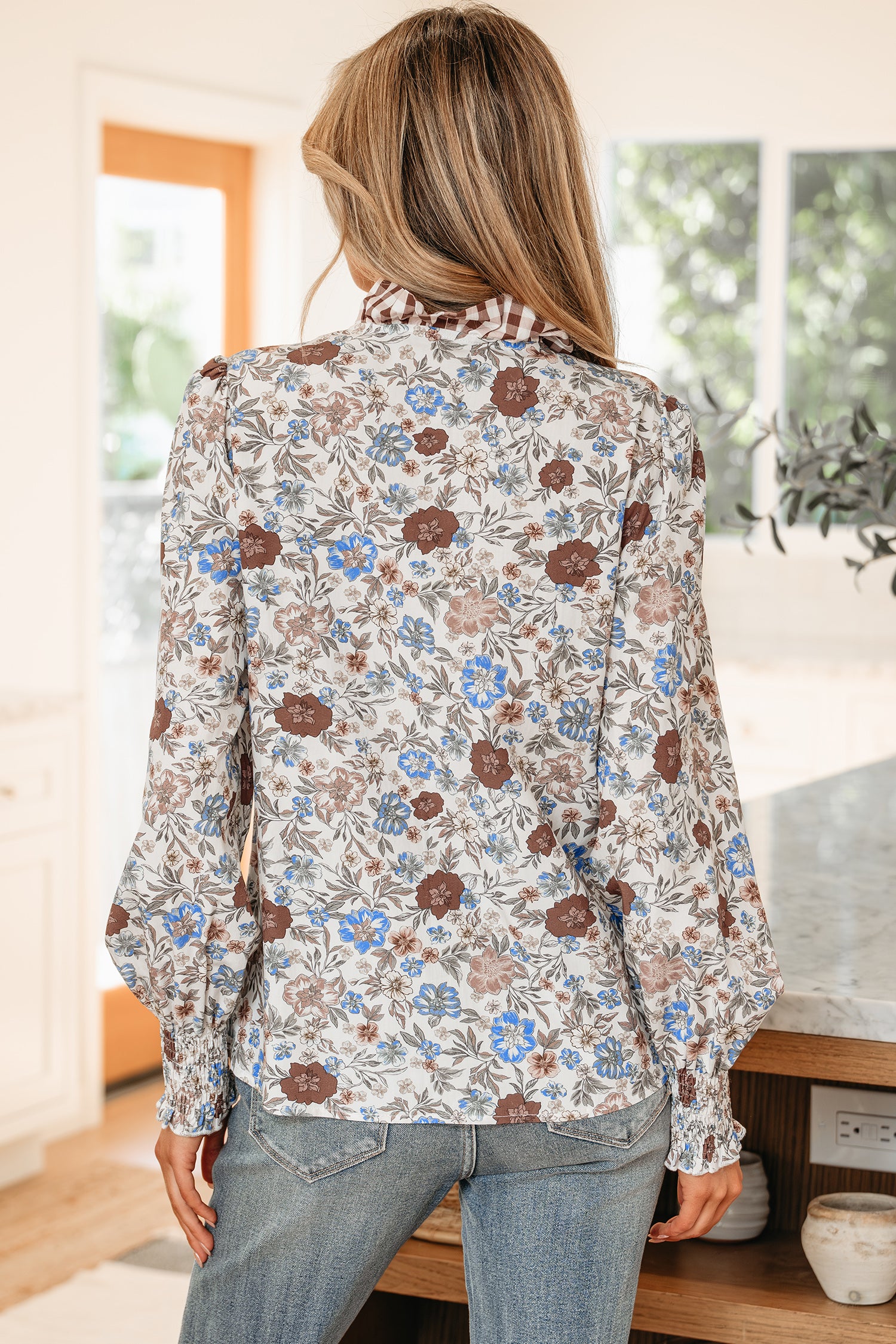 Blouse fleurie à manches longues col en V et bordure vichy — Brun