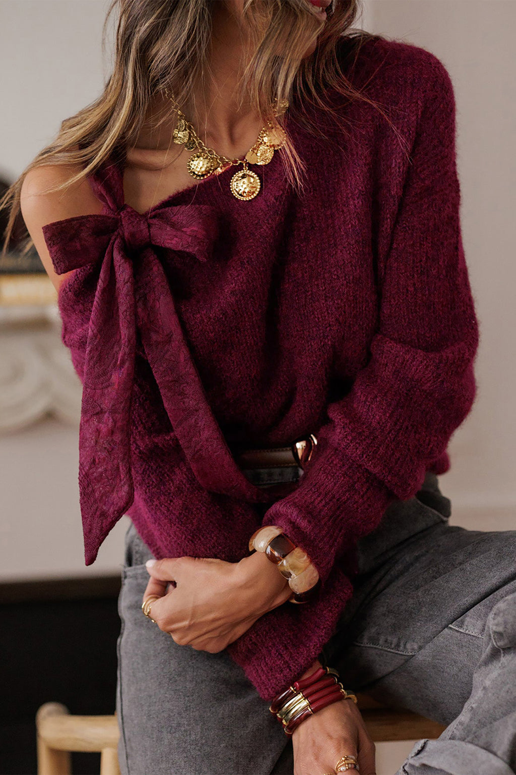 Pull en maille à col asymétrique et nœud papillon en dentelle — bordeaux
