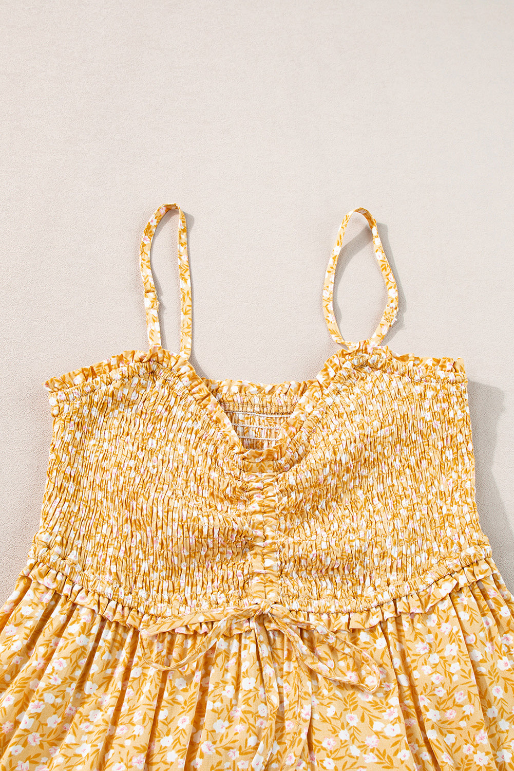 Robe longue jaune à volants & smocks — Imprimé floral bohème