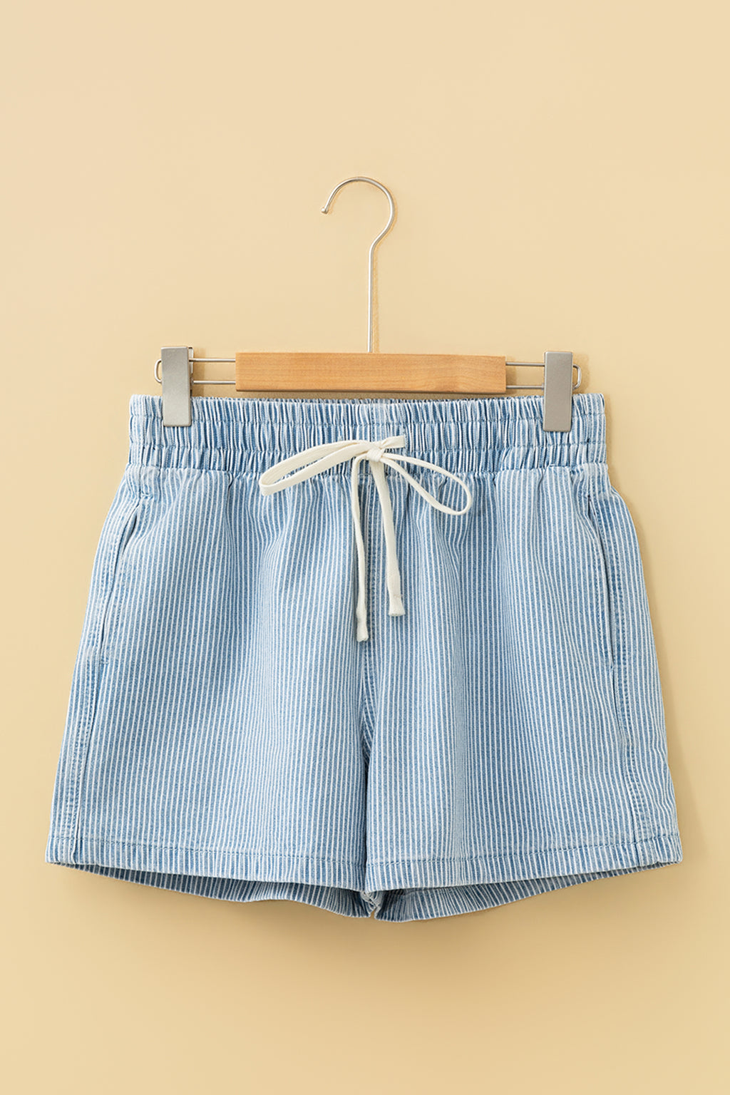 Short en jean rayures bleu ciel — Taille élastique & cordon