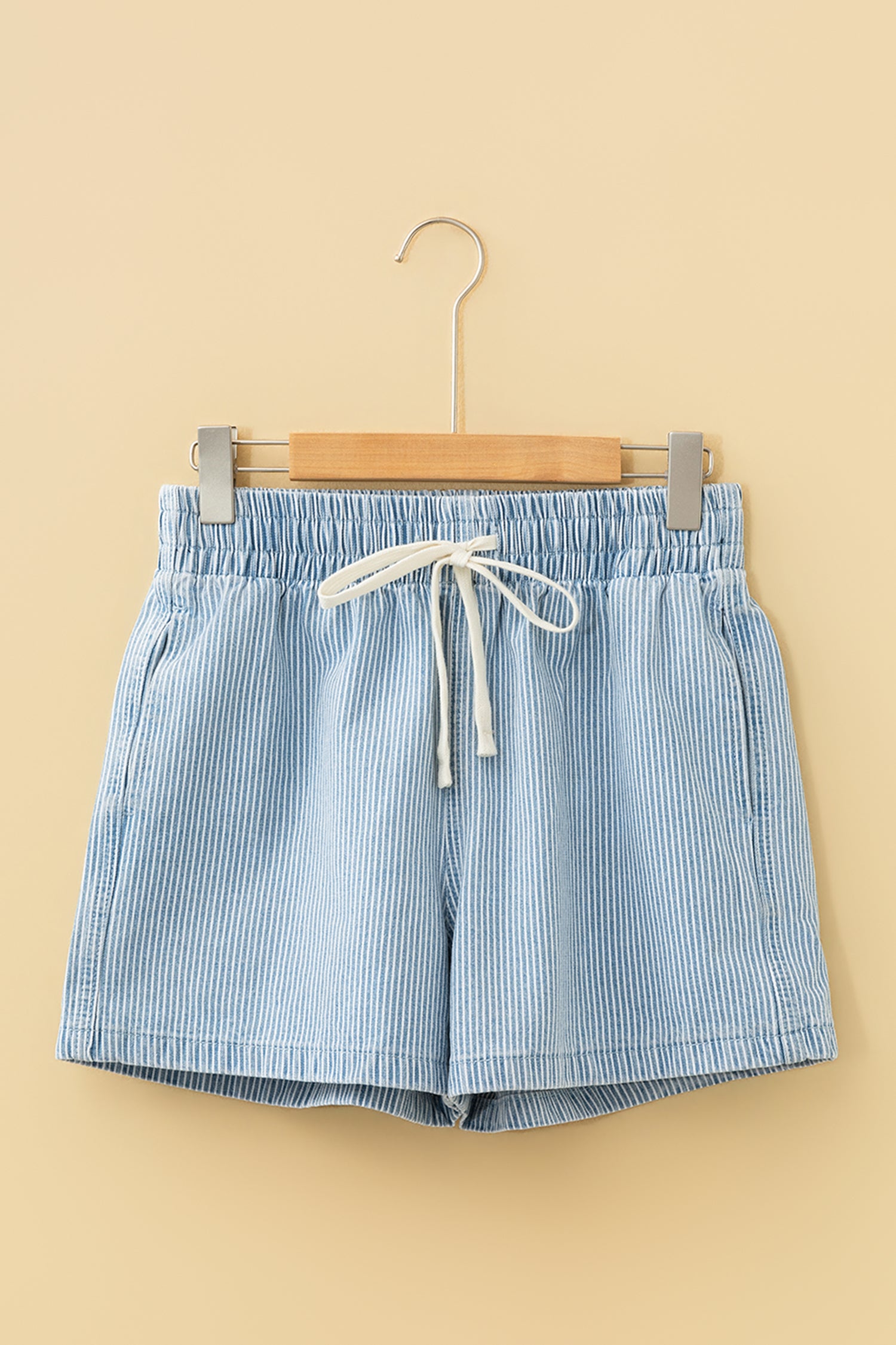 Short en jean rayures bleu ciel — Taille élastique & cordon