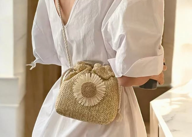 Sac seau en paille – Fleur marguerite tressée – Blanc & Kaki
