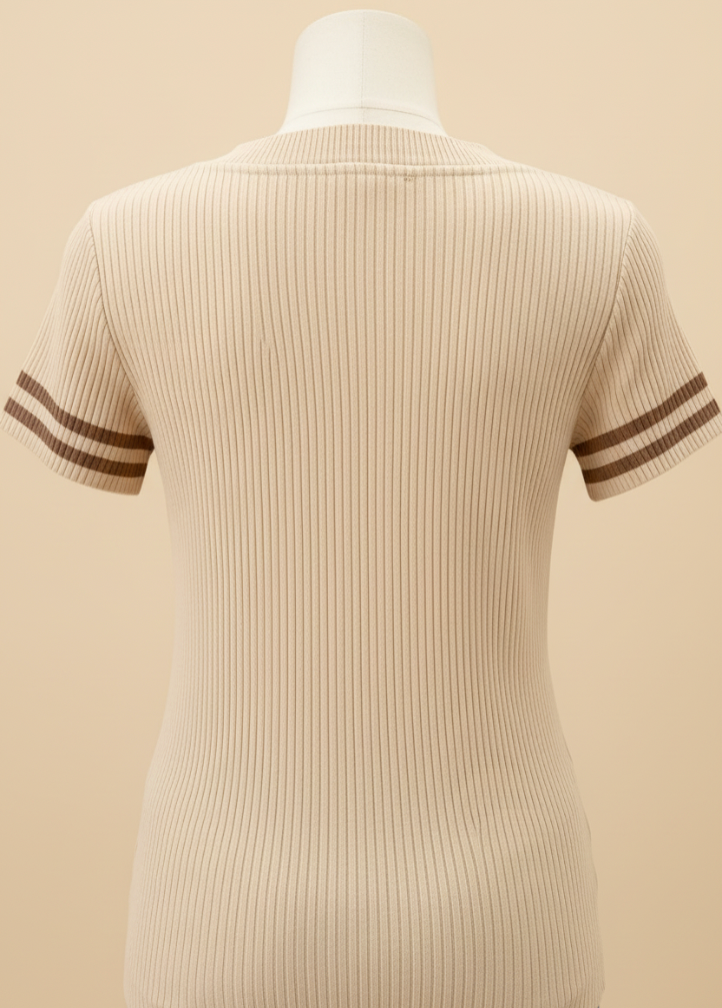Pull Maille Côtelée Abricot — Col V & Bordure Rayée