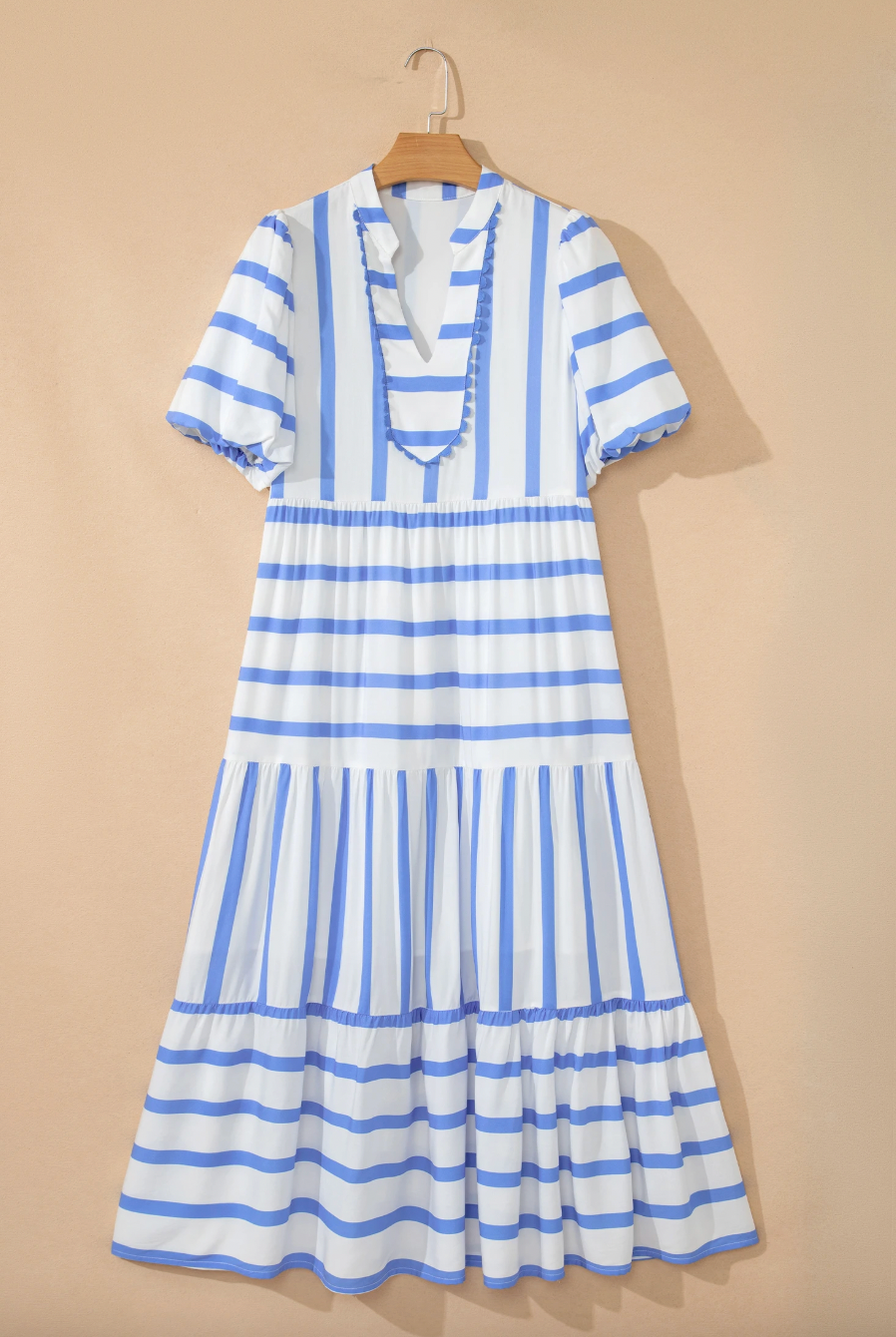 Robe longue bleu ciel à rayures, col cranté et manches courtes bouffantes