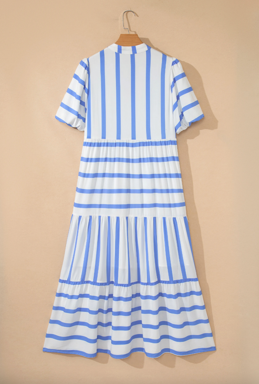 Robe longue bleu ciel à rayures, col cranté et manches courtes bouffantes