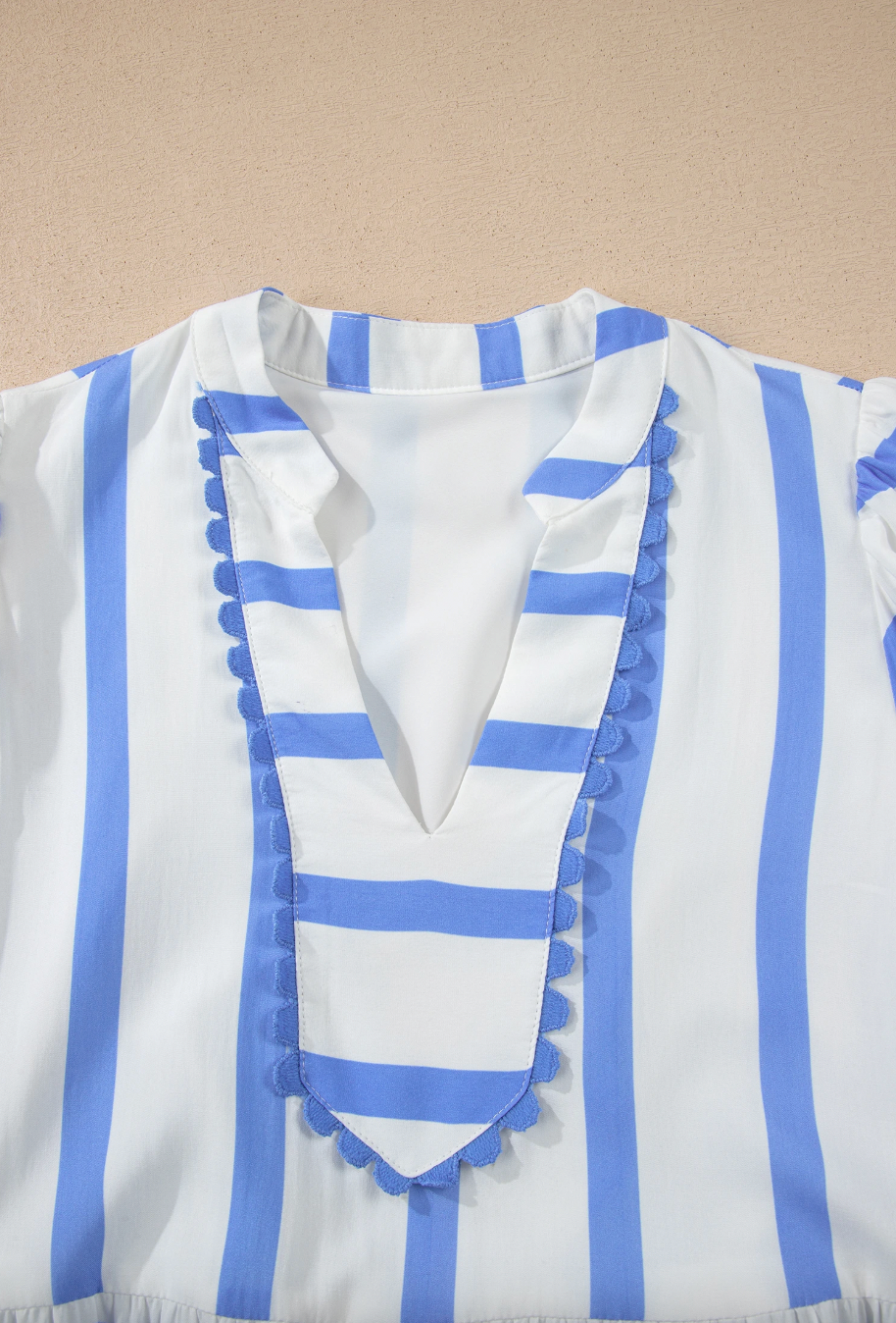 Robe longue bleu ciel à rayures, col cranté et manches courtes bouffantes